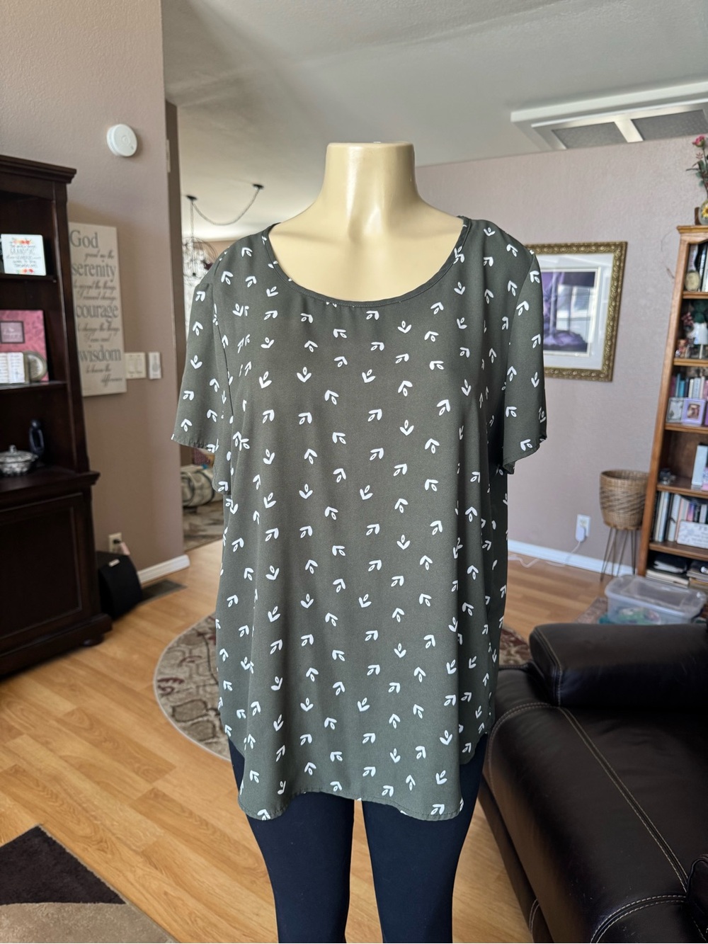 Premise olive green short sleeve scoop neck blouse with white motif-size XL